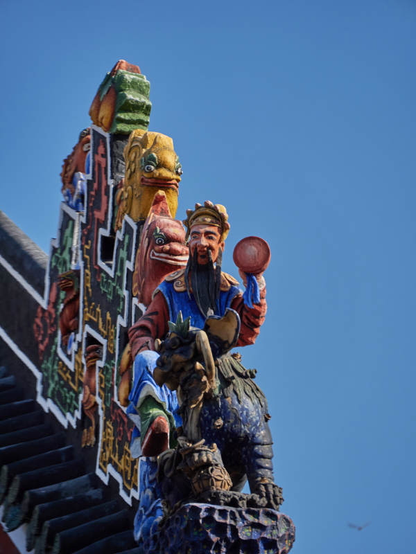 广州市陈家祠屋脊上的彩绘神像图片