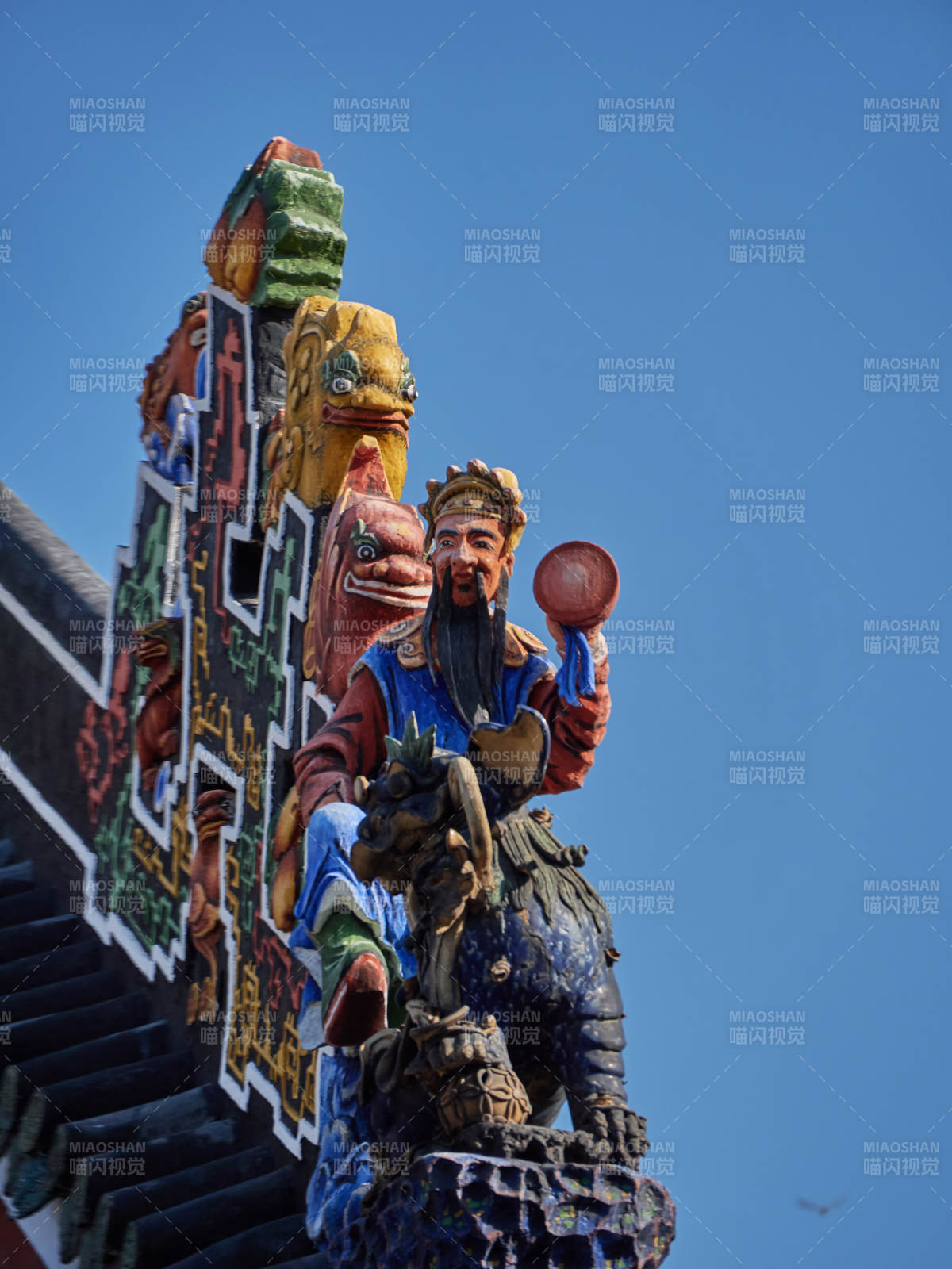 广州市陈家祠屋脊上的彩绘神像图片