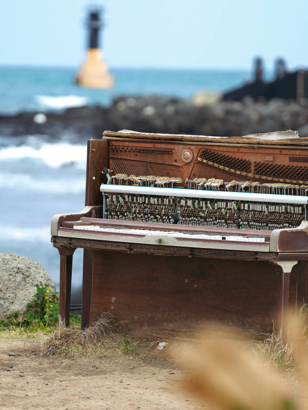 韩国济州岛海边的旧钢琴图片