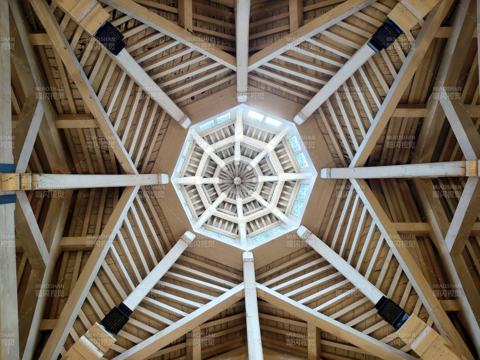 北京基督教中华圣公会教堂内部穹顶图片