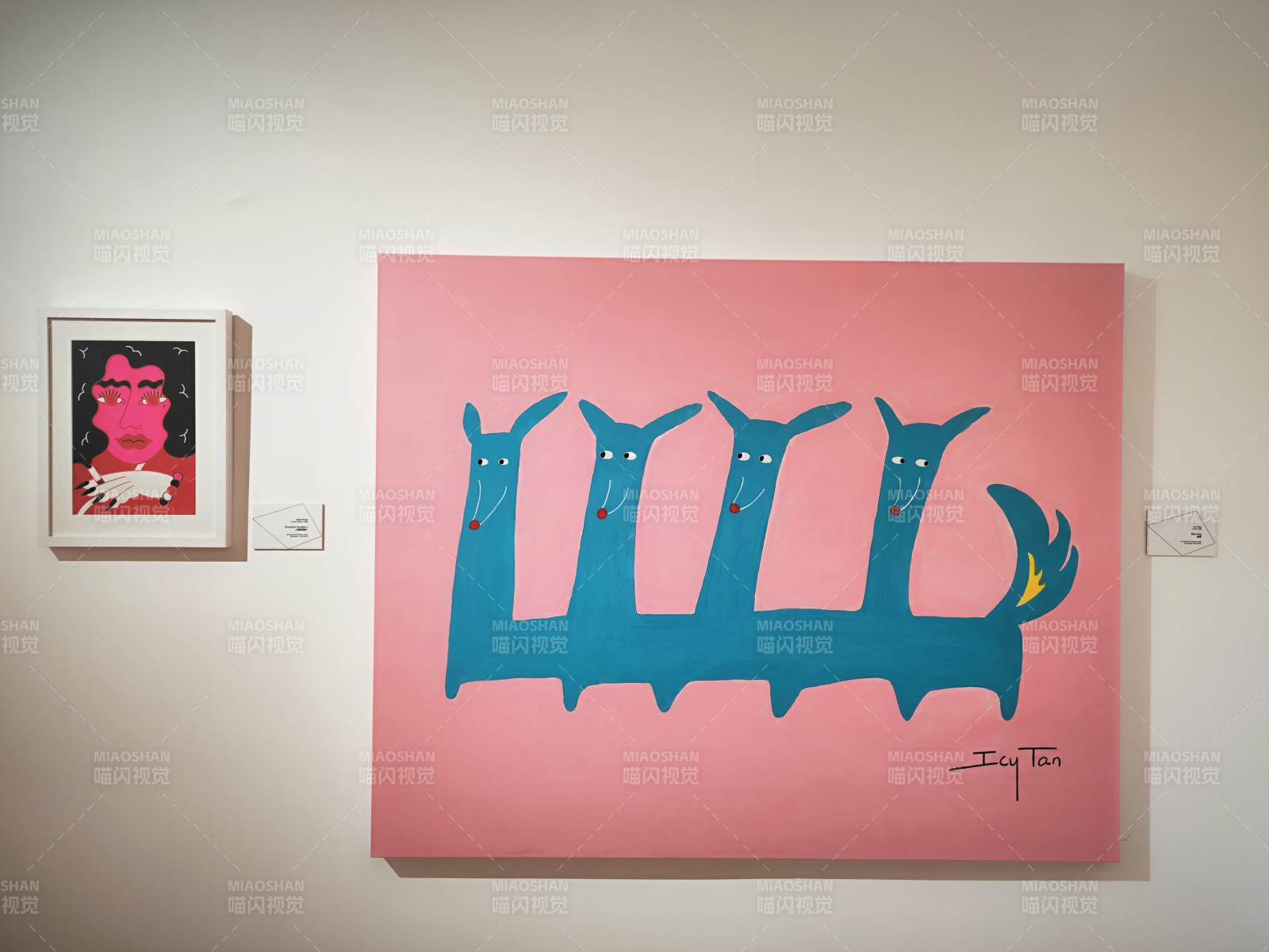 蓝色马群粉红背景图片