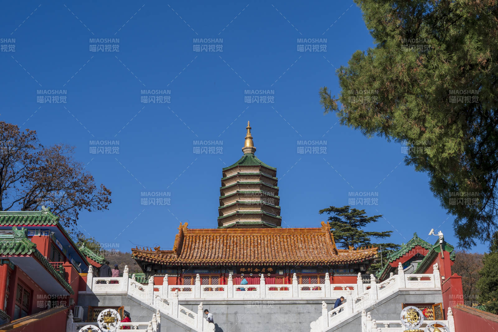 八大处灵光寺佛牙舍利塔映蓝天图片