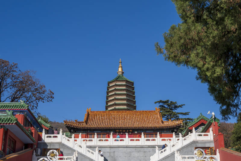 八大处灵光寺佛牙舍利塔映蓝天图片