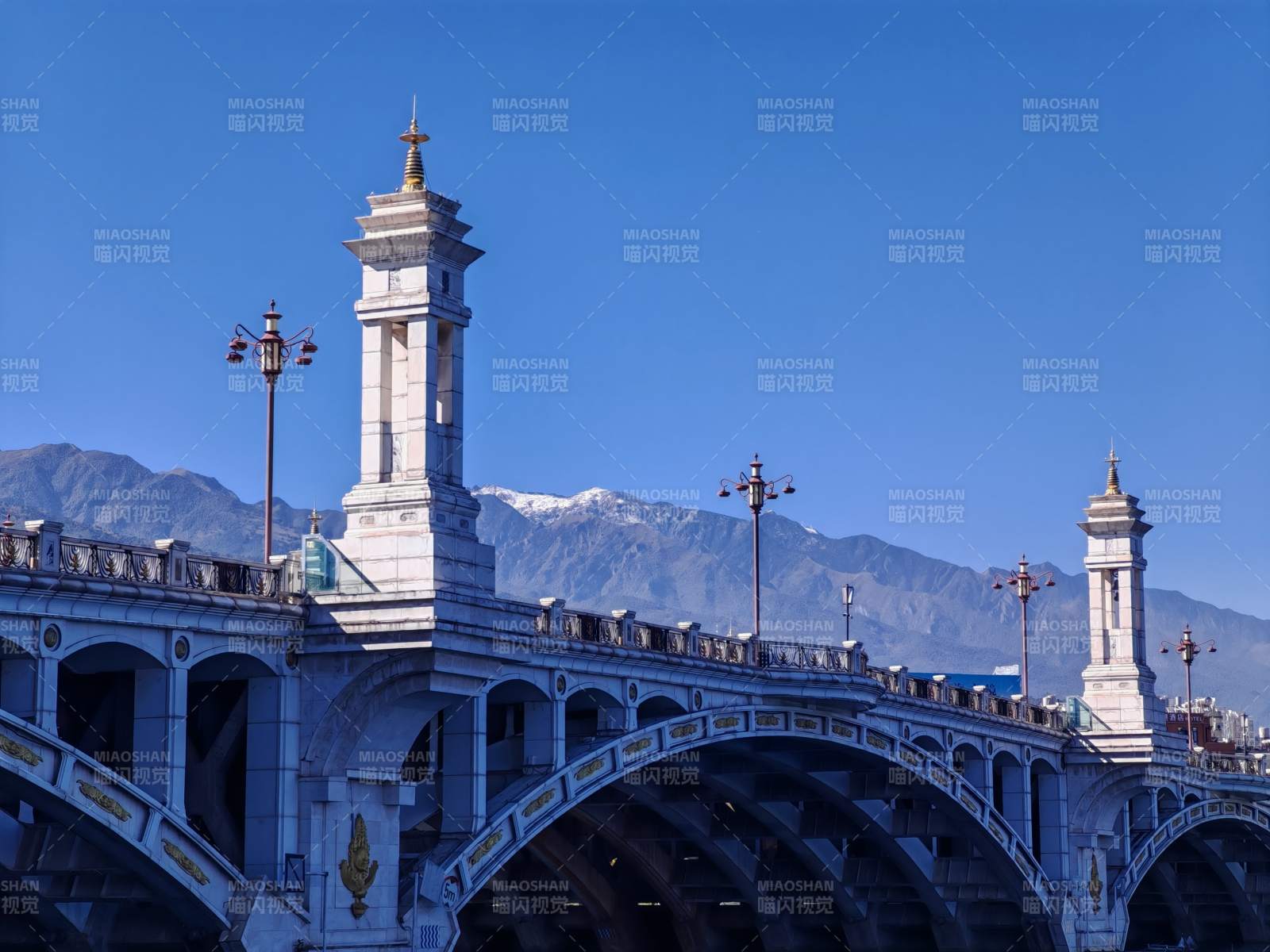 雪山下的拱桥图片