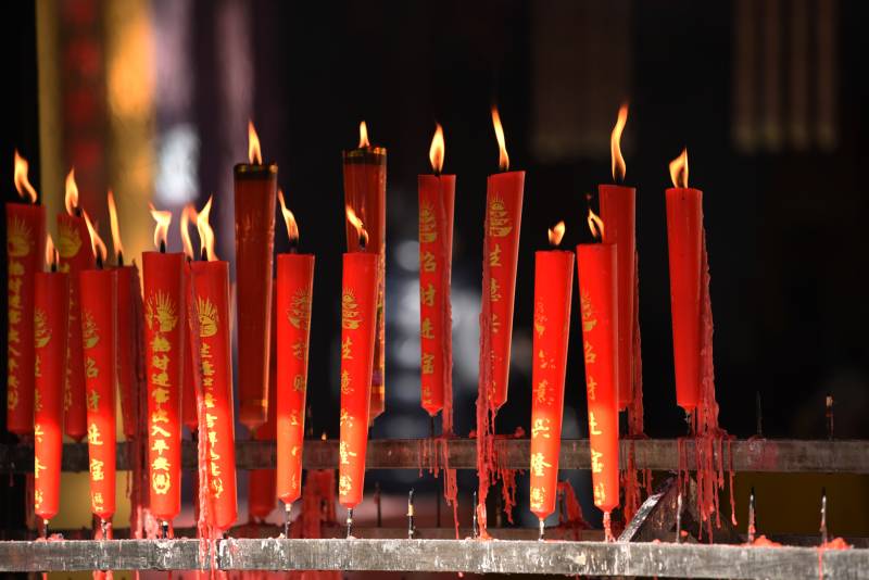 红烛祈福 火焰摇曳图片