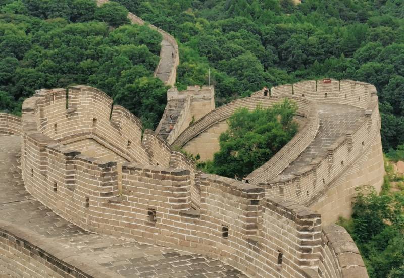 长城蜿蜒入林间图片