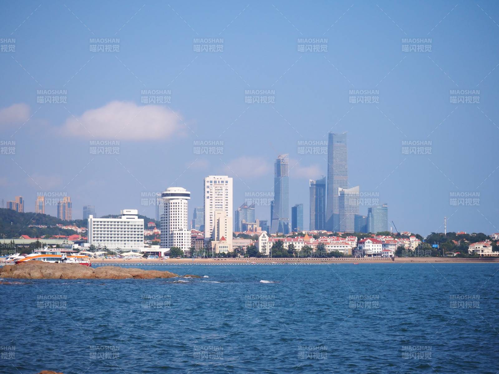 青岛海滨城市天际线图片