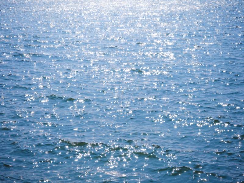 波光粼粼的海面图片