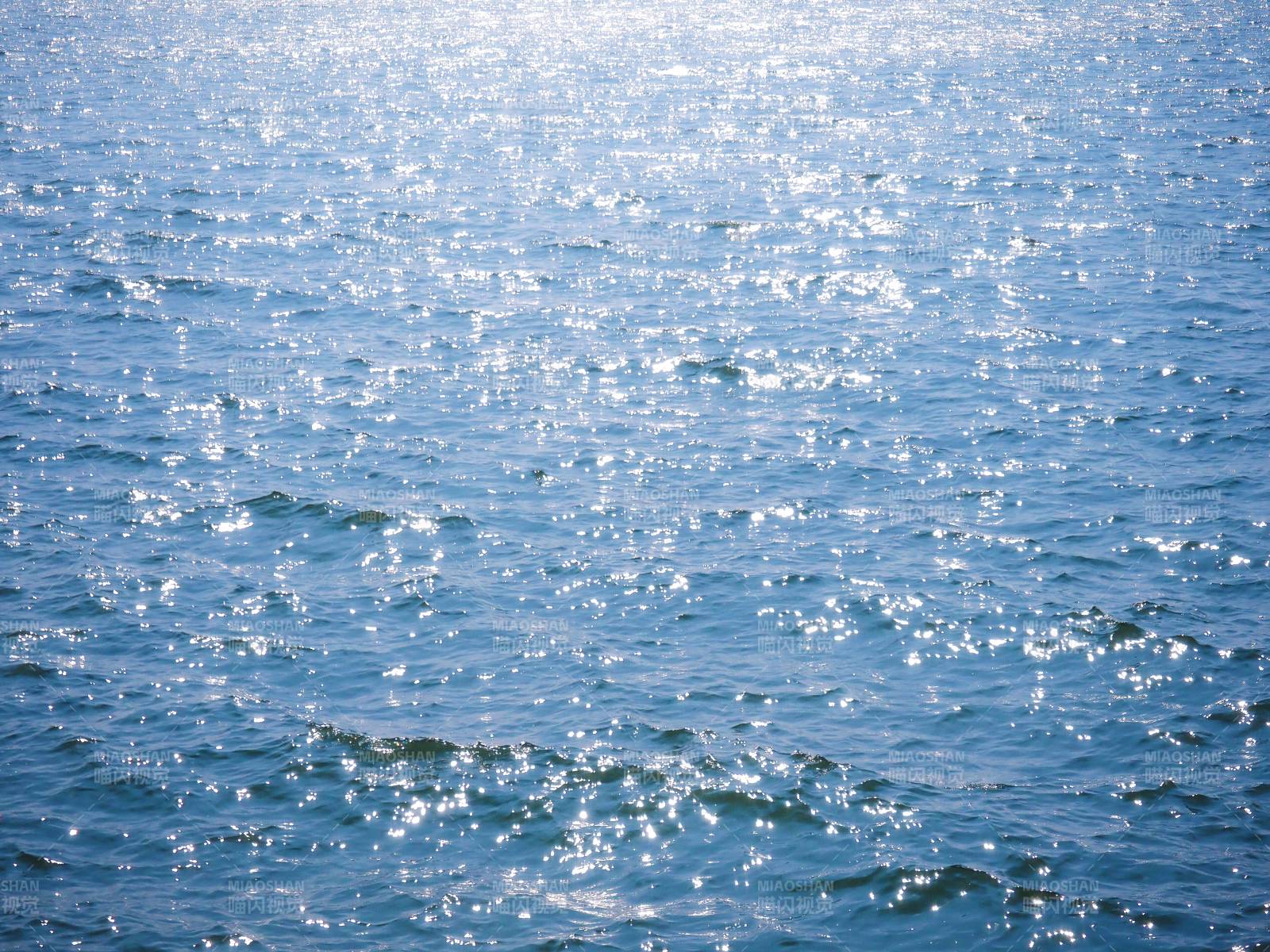 波光粼粼的海面图片