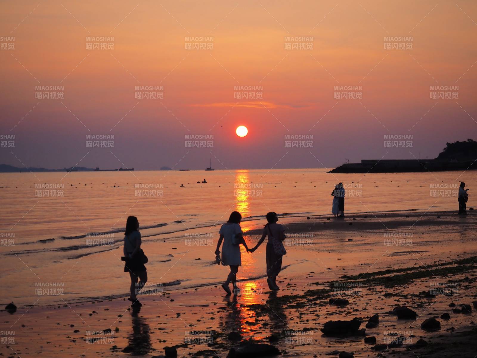 日出下的海滩剪影图片