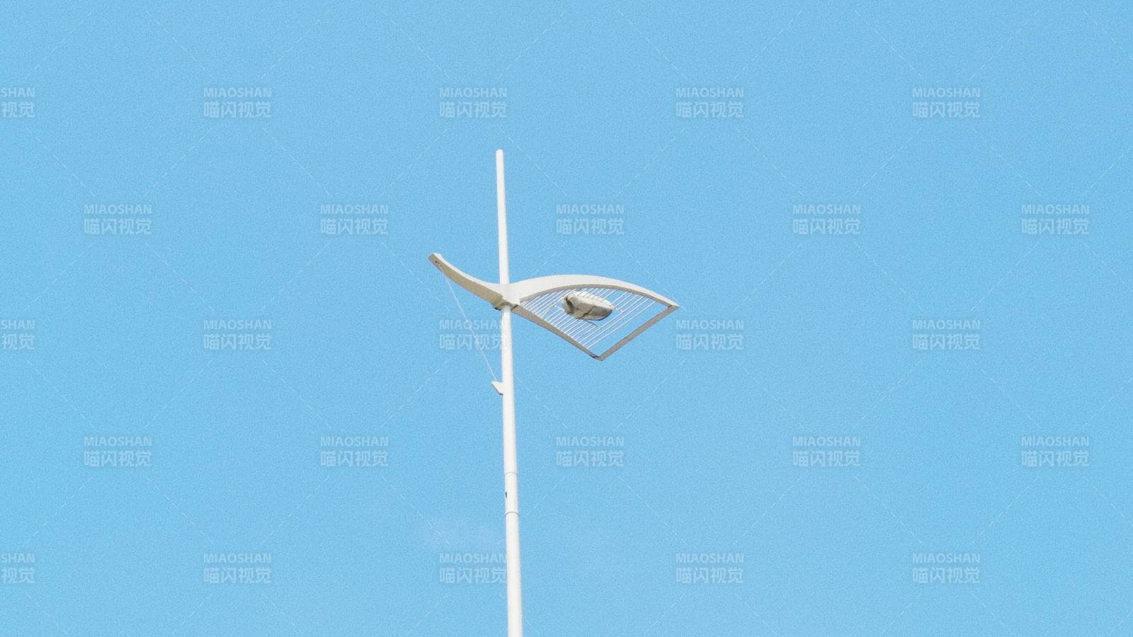 蓝天下的现代路灯图片