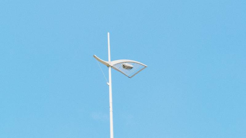 蓝天下的现代路灯图片