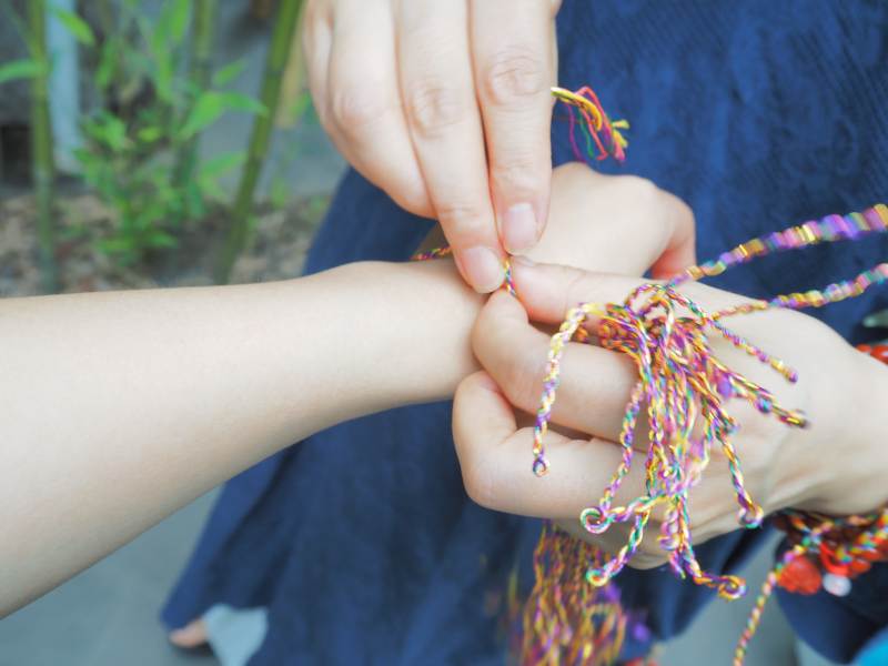 编织手链的瞬间图片