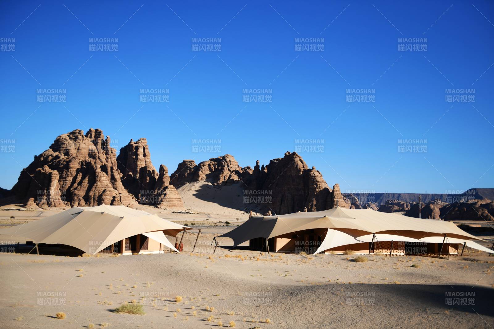 沙特埃尔奥拉沙漠中的帐篷营地图片