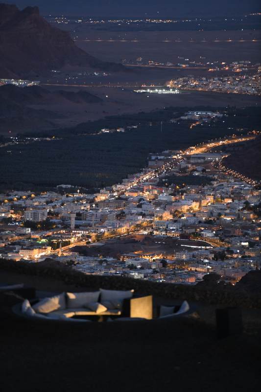 沙特埃尔奥拉夜幕下的城市灯火图片