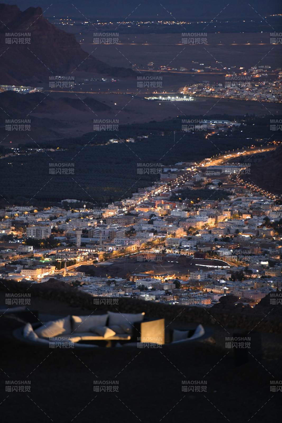 沙特埃尔奥拉夜幕下的城市灯火图片