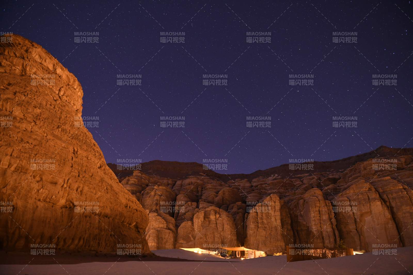 沙特埃尔奥拉星空下的岩壁夜景图片