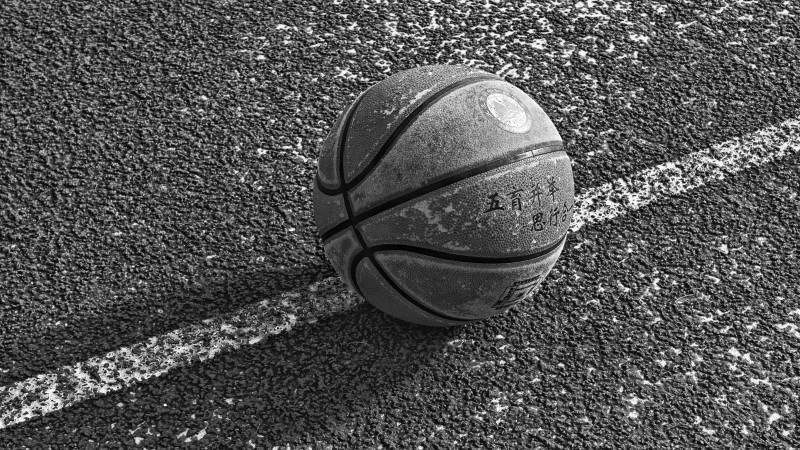 篮球静置于球场线图片