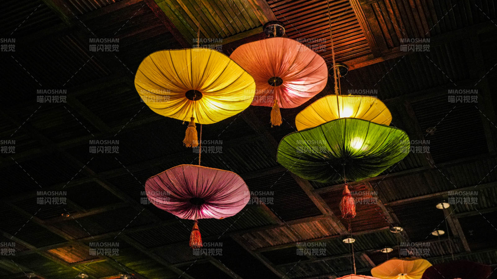 古北水镇彩灯悬空 光影斑斓图片