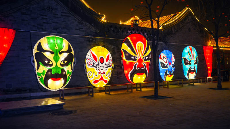 彩灯脸谱夜景图片