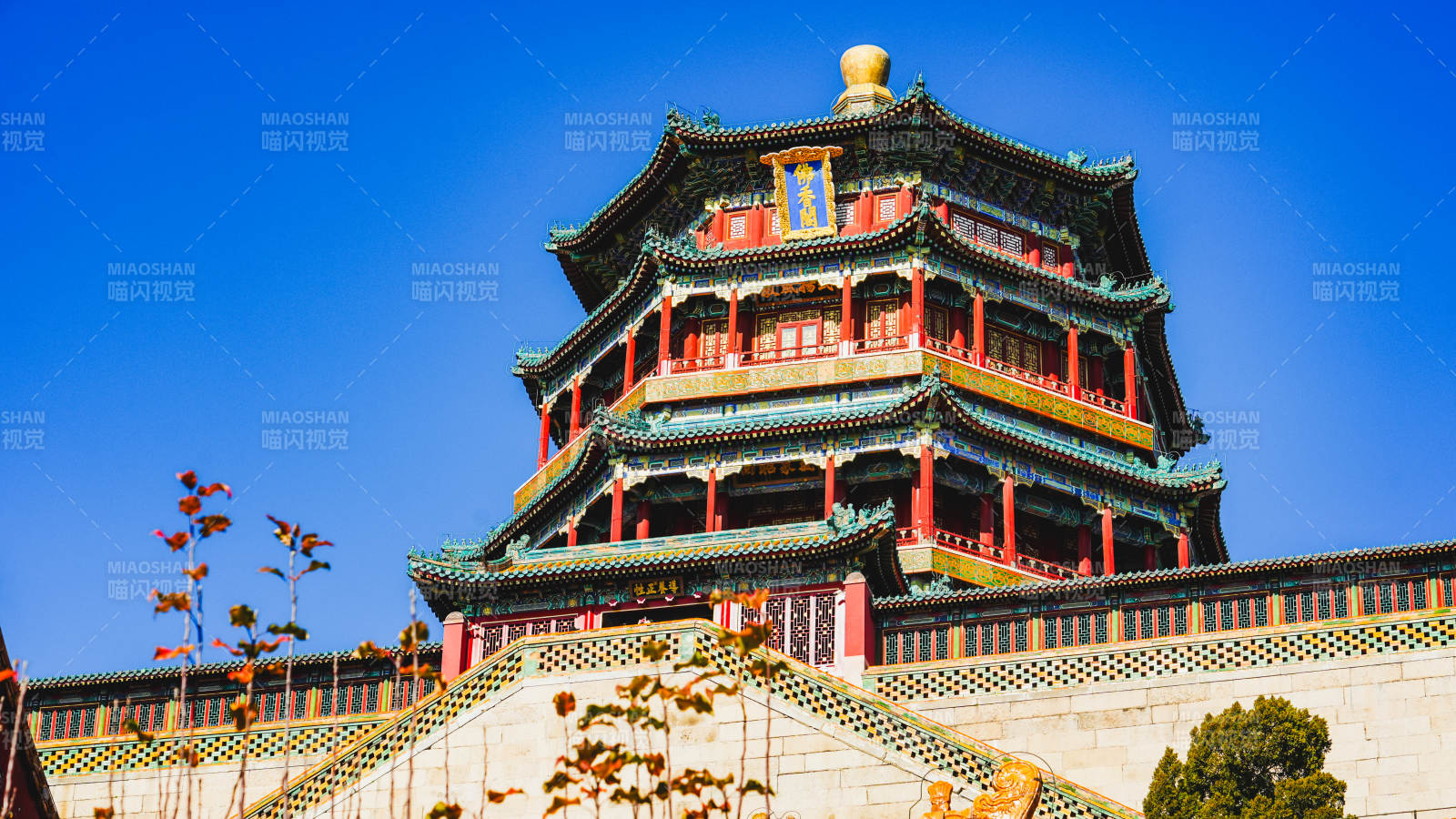 颐和园佛香阁巍峨映蓝天图片
