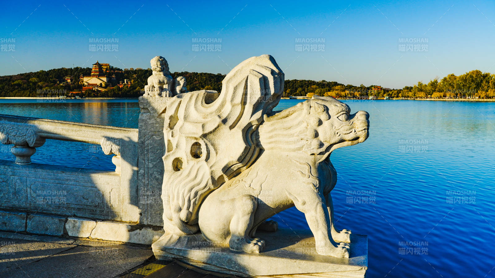 颐和园十七孔桥湖畔石狮静守图片