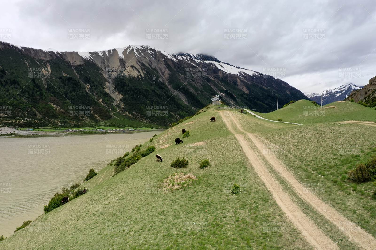 然乌湖风光图片