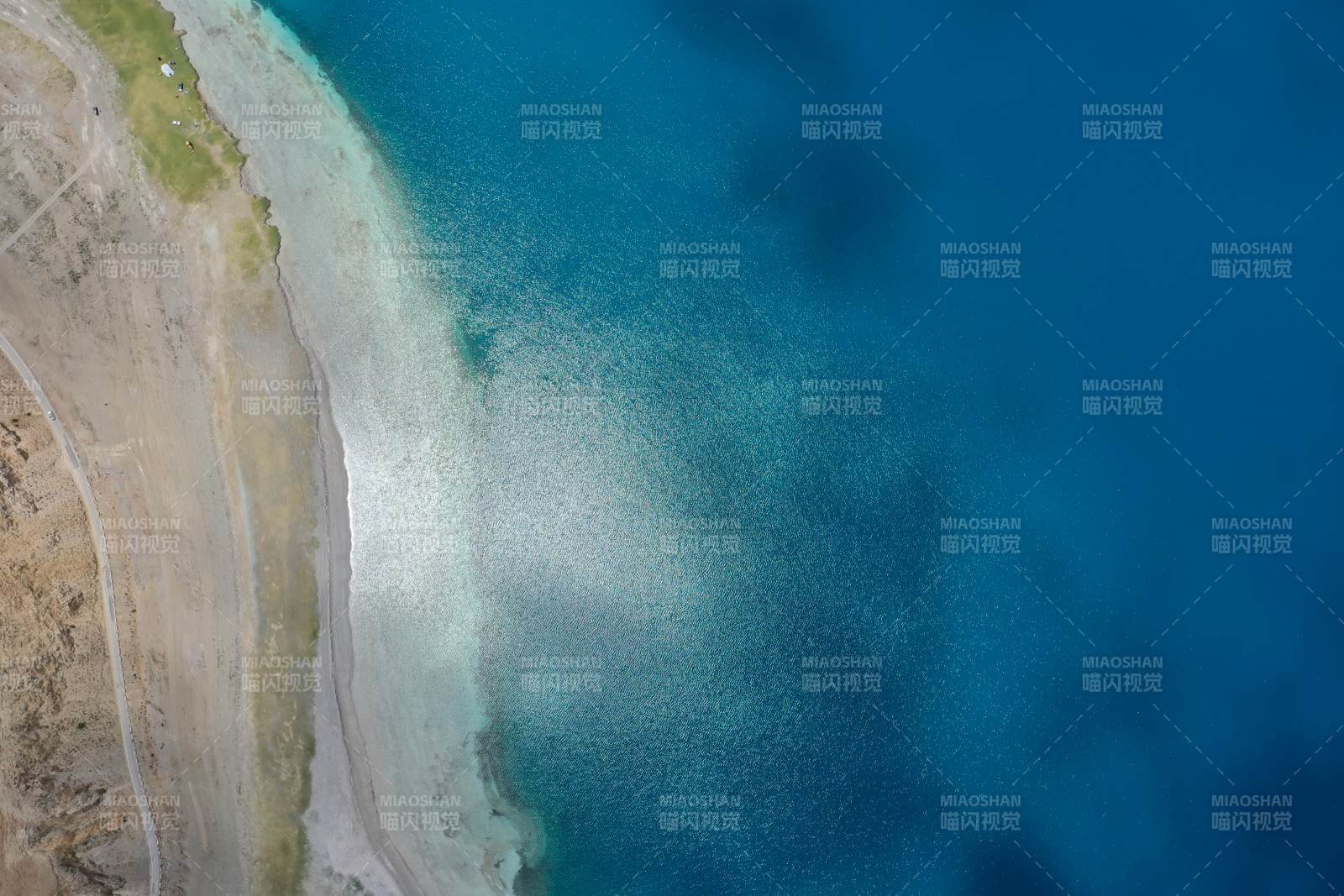 俯瞰羊卓雍错图片