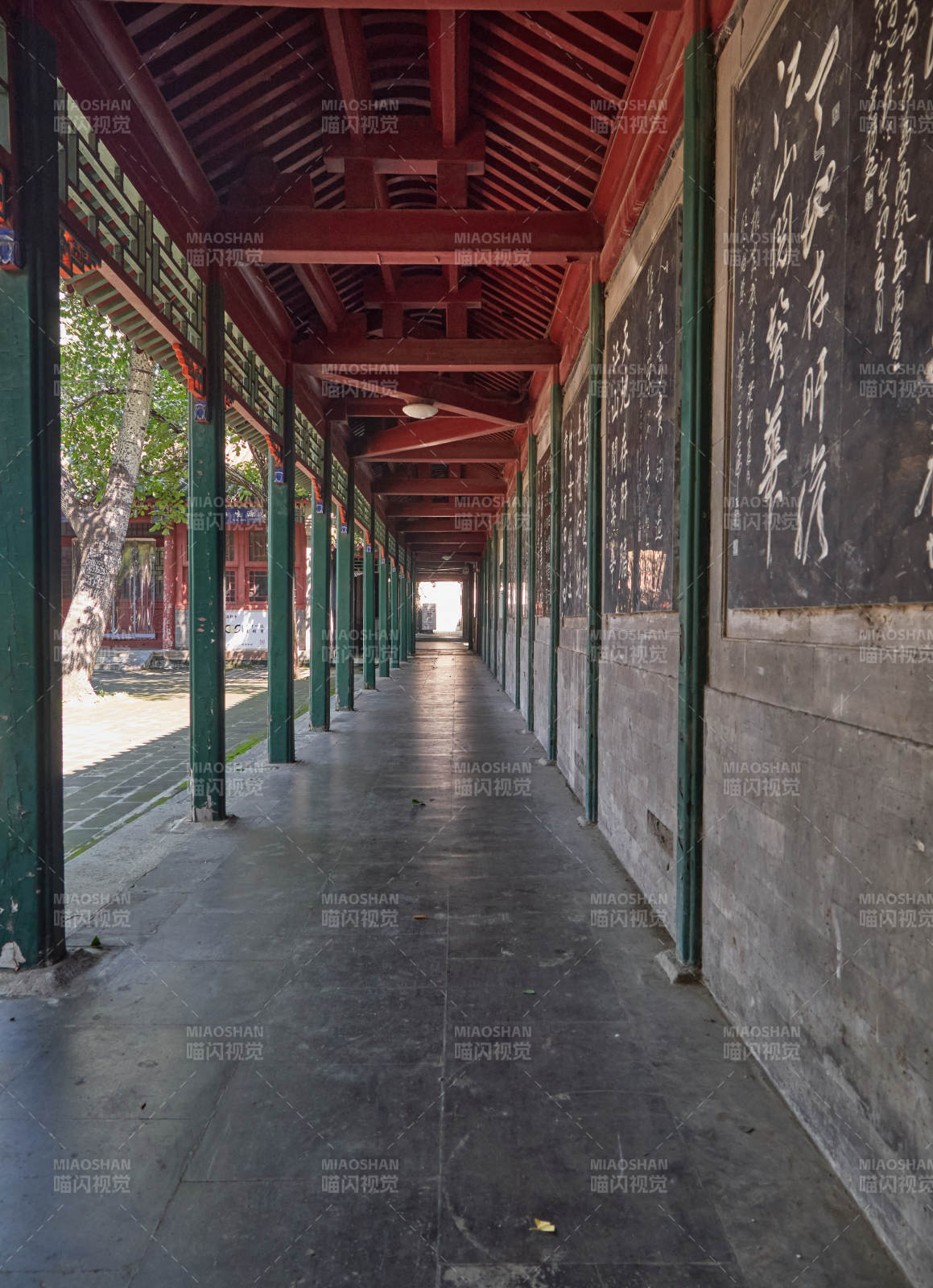 北京报国寺内的古韵长廊景观图片