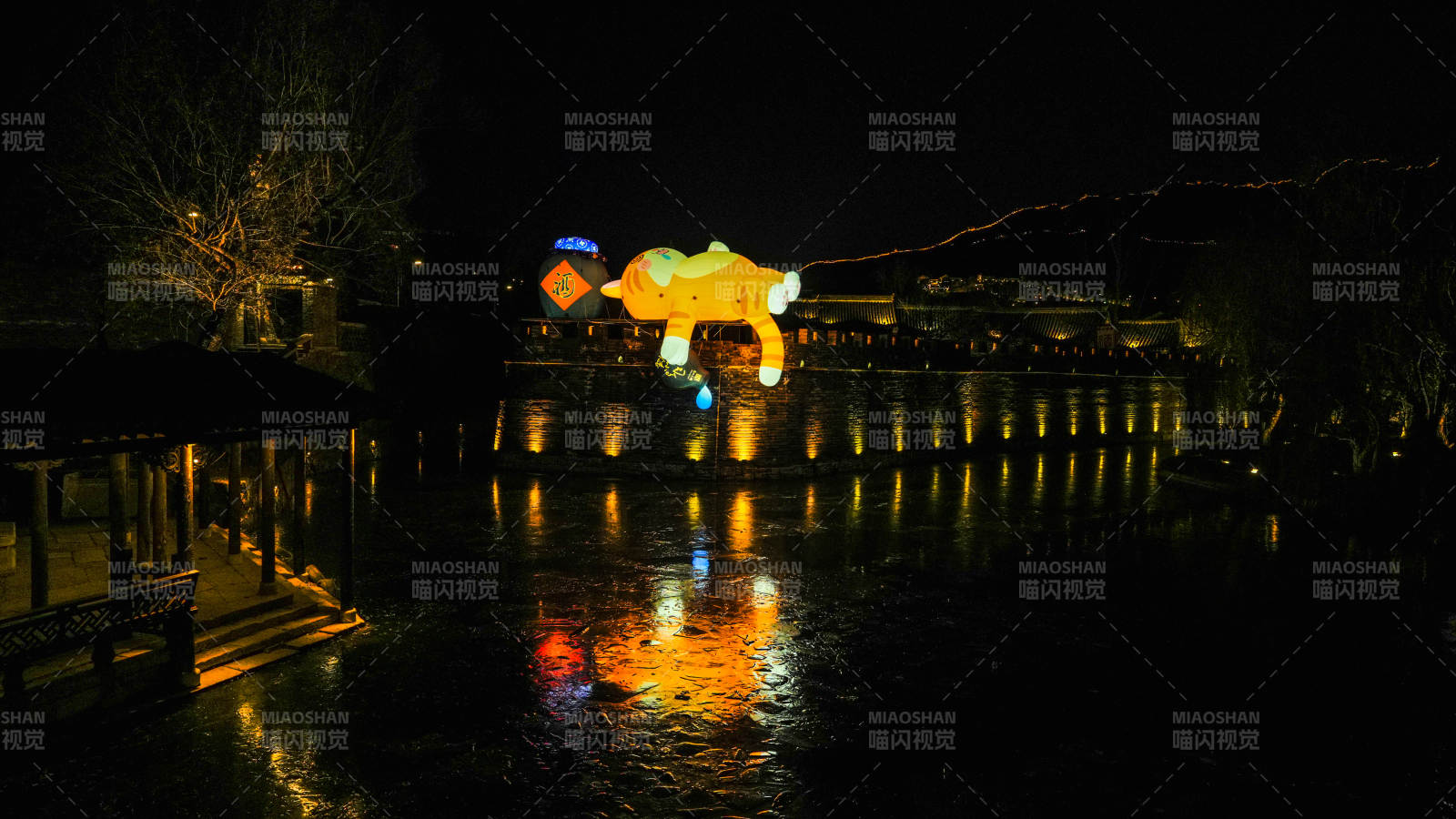 北京古北水镇夜河灯影 熊形浮光图片