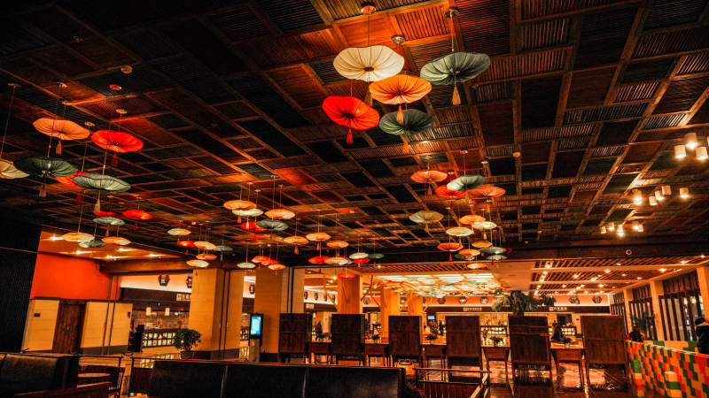 北京古北水镇色彩斑斓的餐厅天花板图片