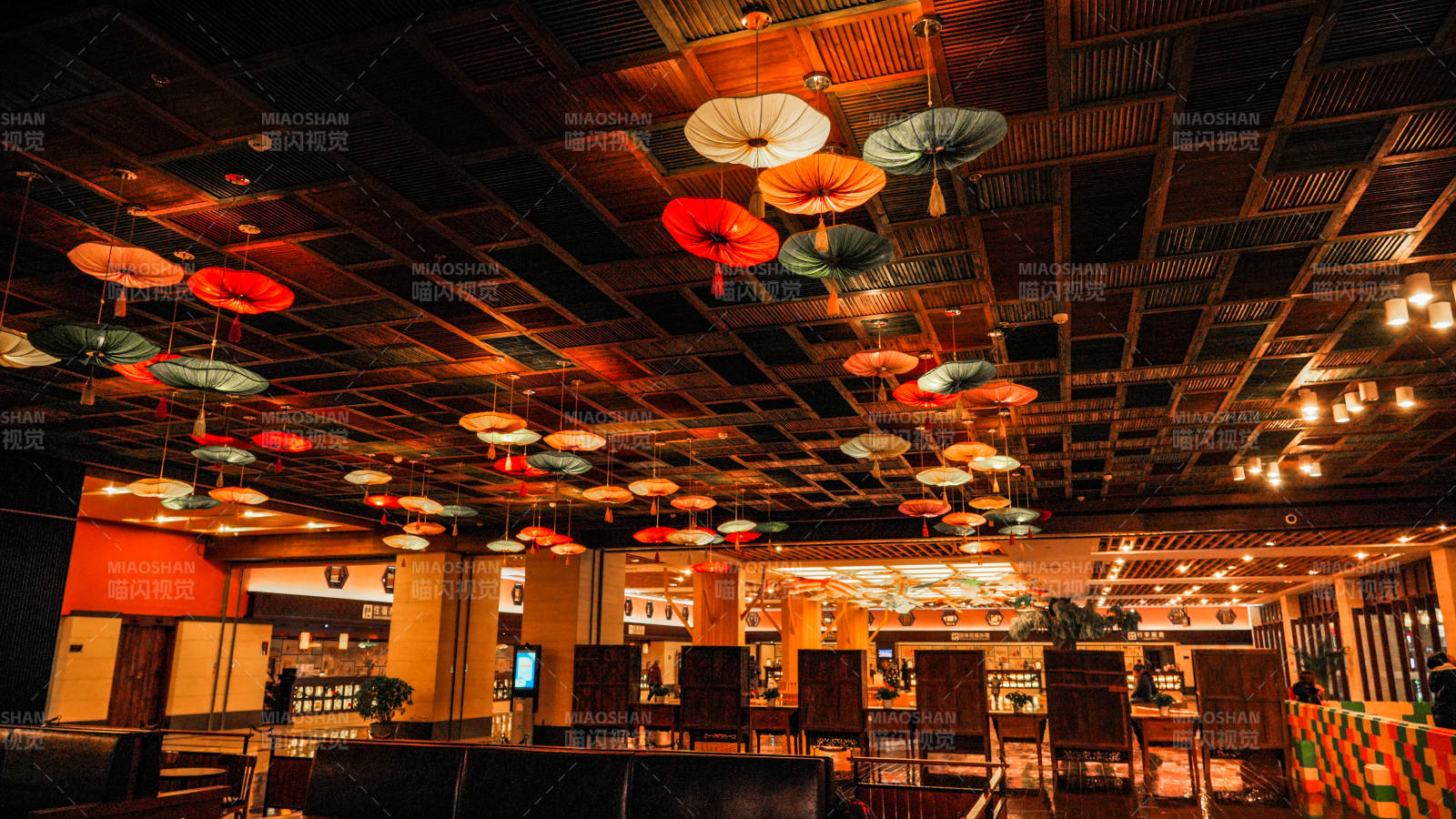 北京古北水镇色彩斑斓的餐厅天花板图片