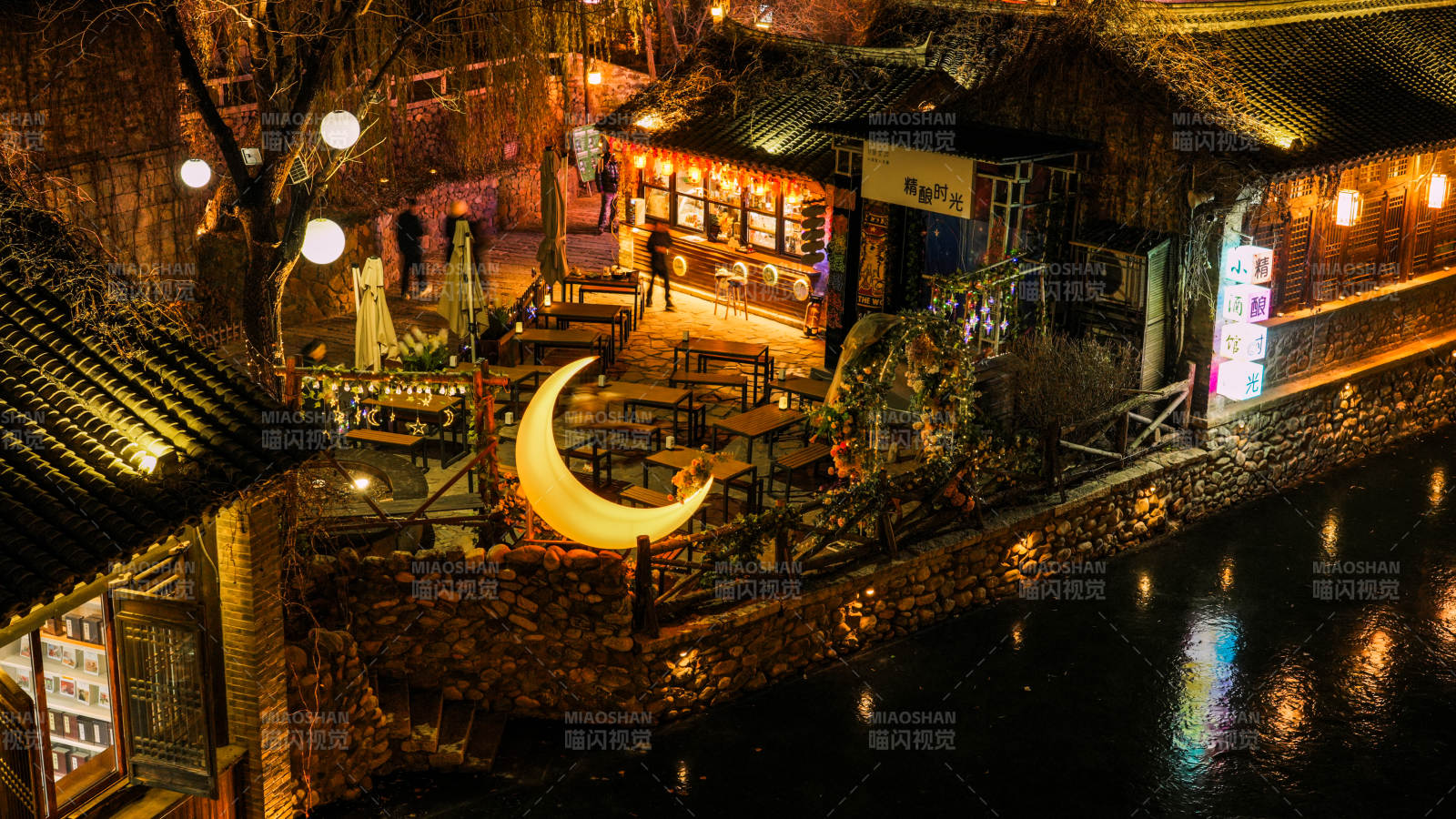 北京古北水镇夜色中的水乡小屋图片