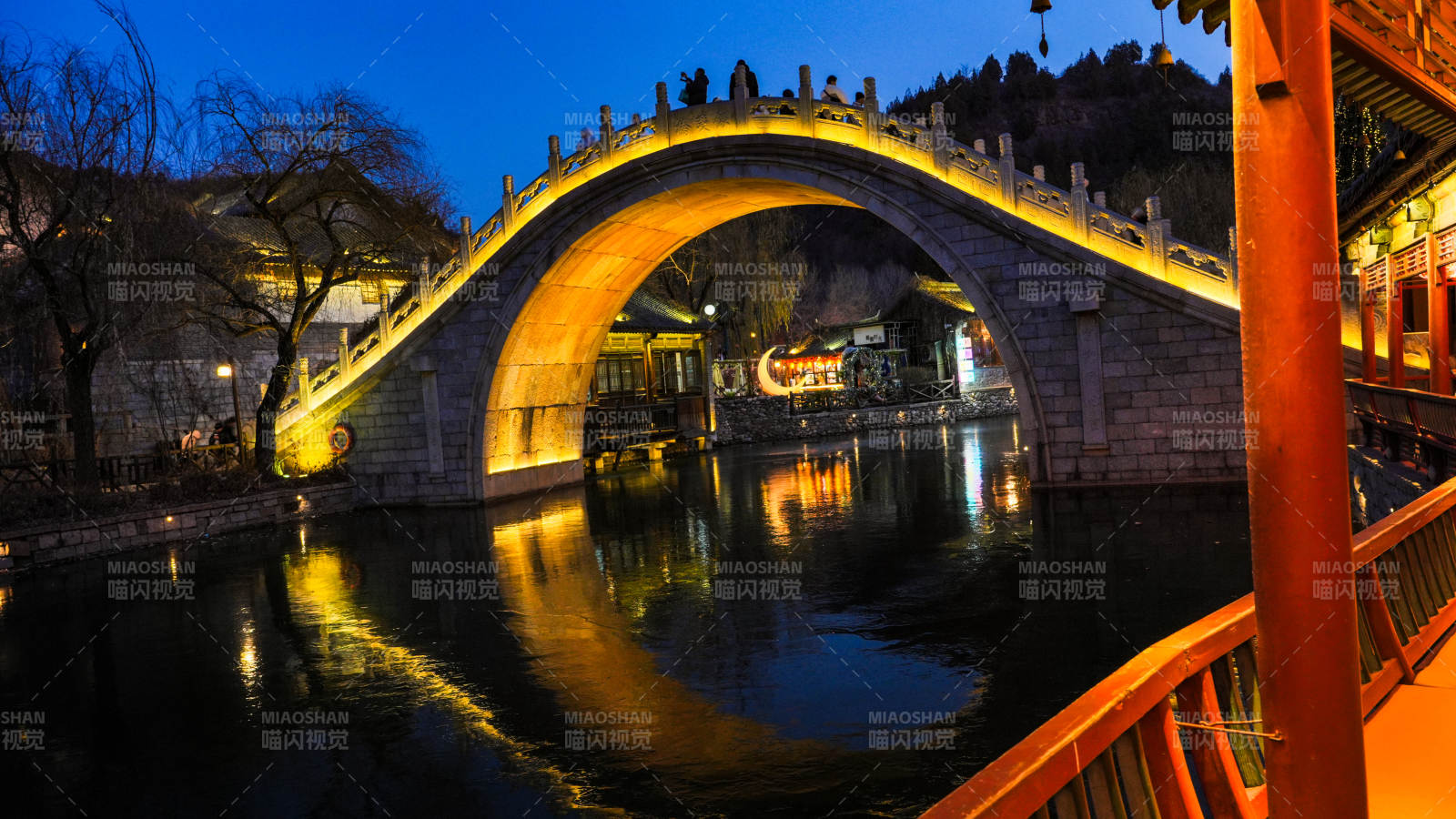 北京古北水镇夜桥映水光图片