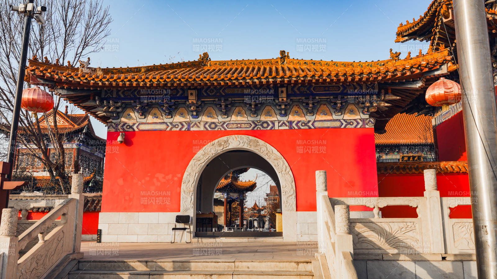 廊坊大悲禅寺红墙古殿迎春光图片