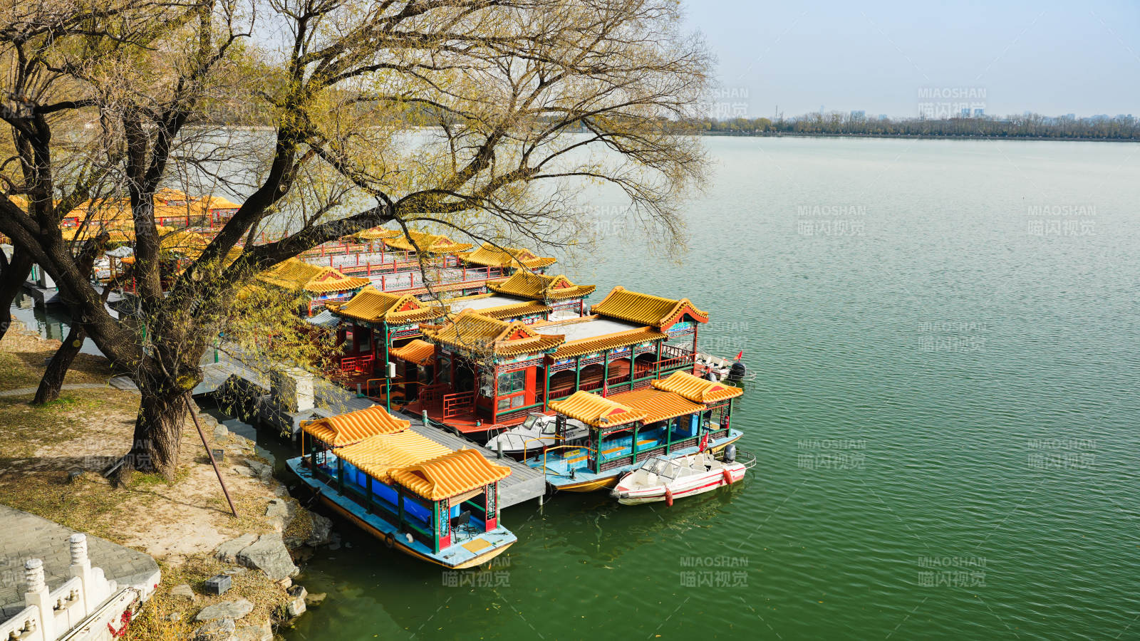 颐和园湖畔游船停泊图图片