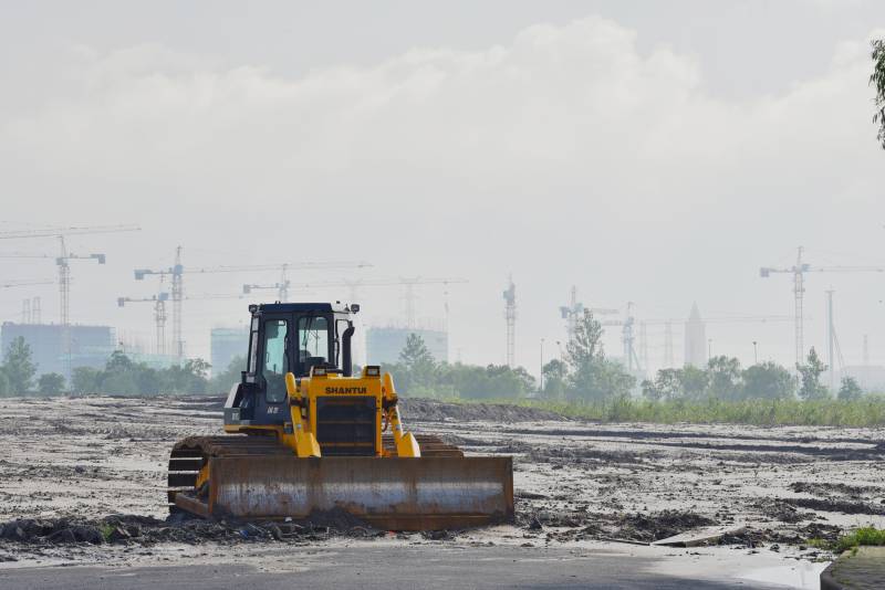 工地推土机作业图片