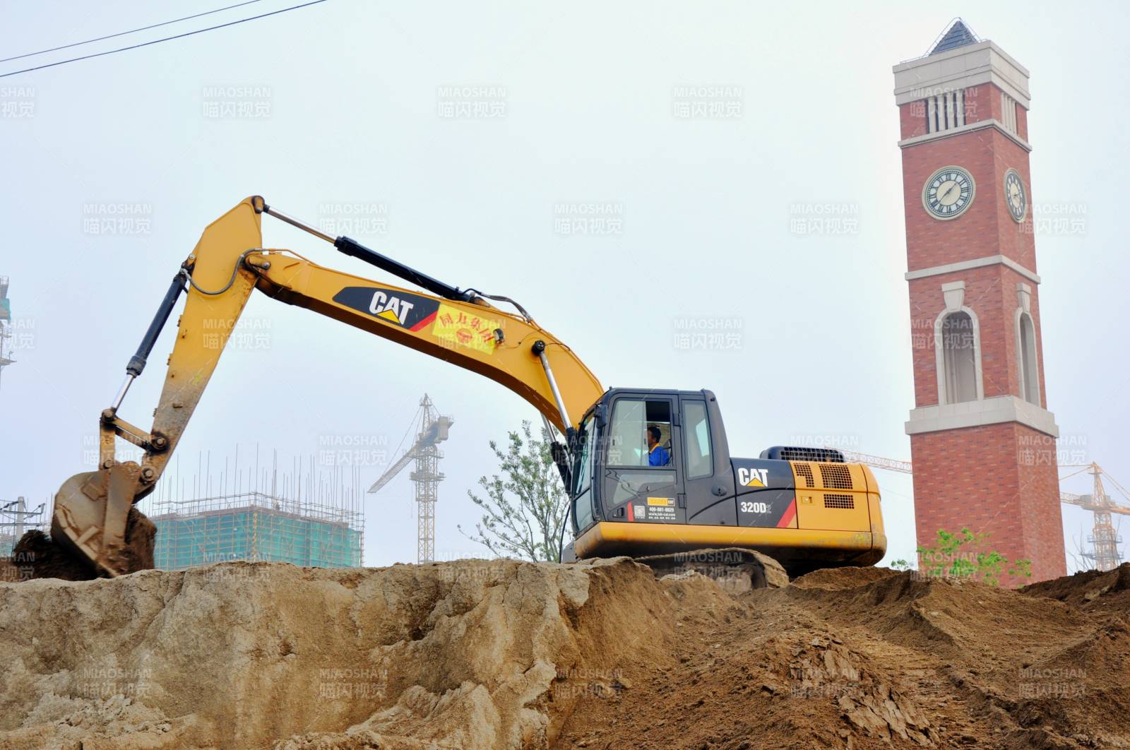 挖掘机施工现场图片