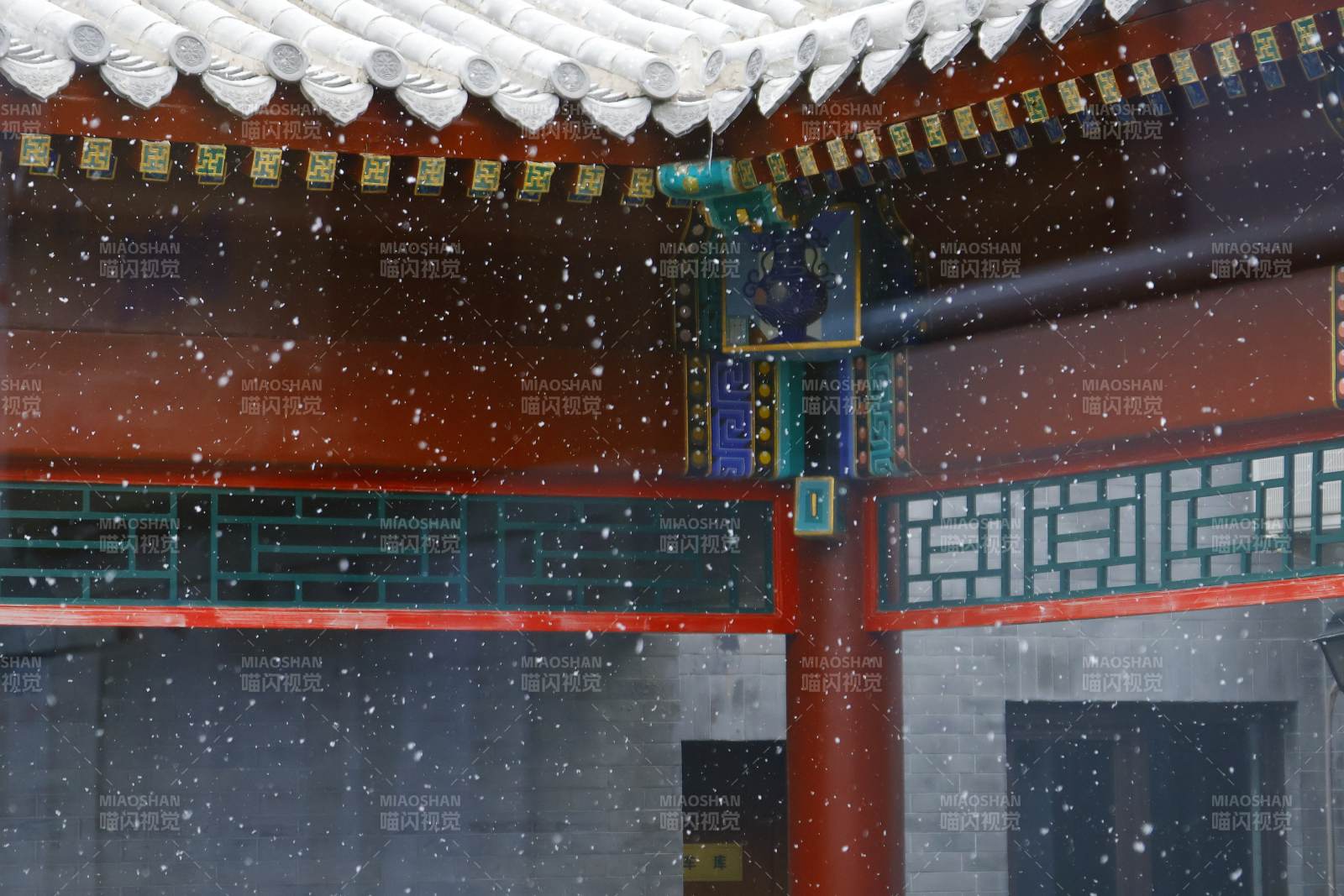 初雪落古檐 静谧之美图片