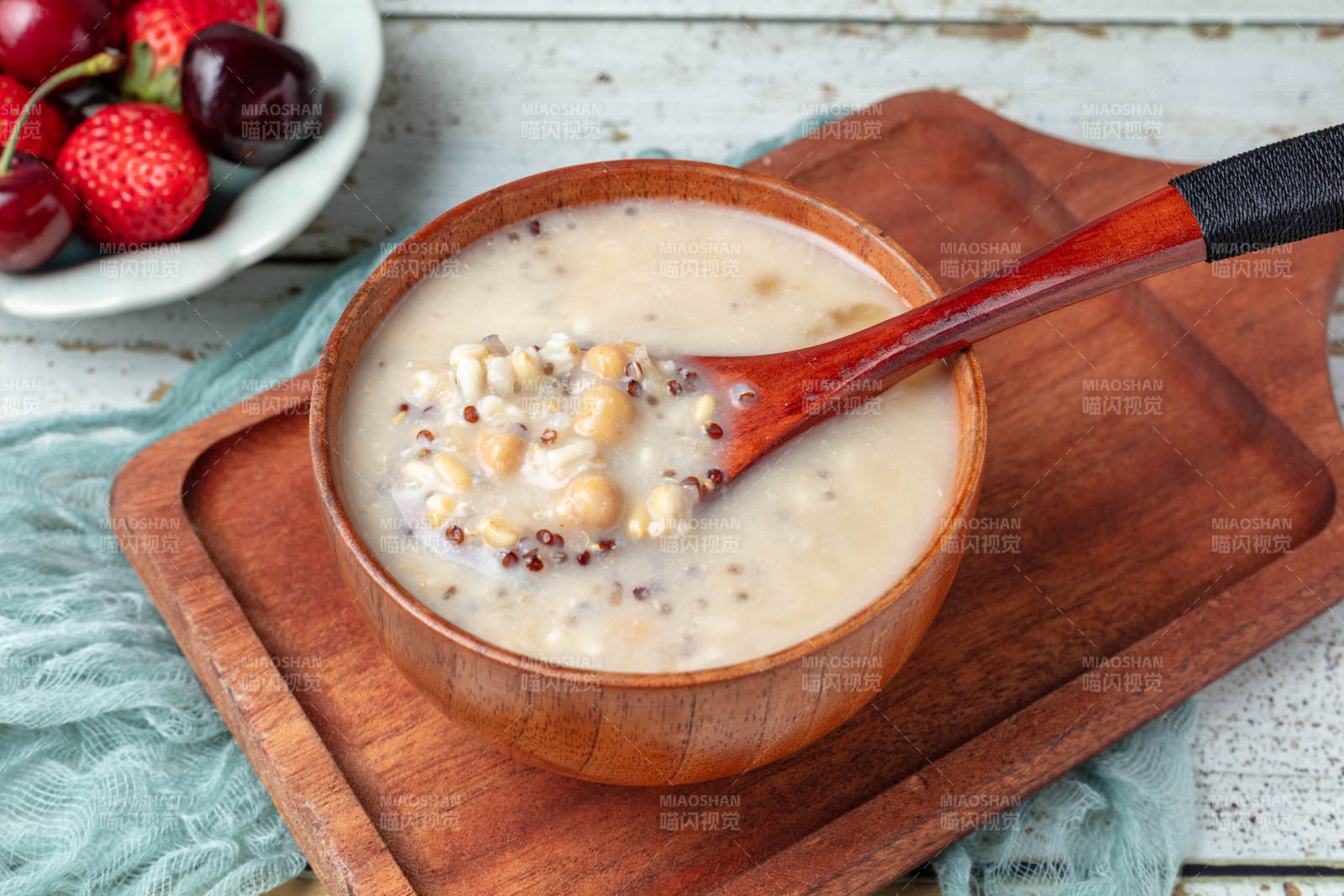 木碗谷物燕窝粥配水果图片