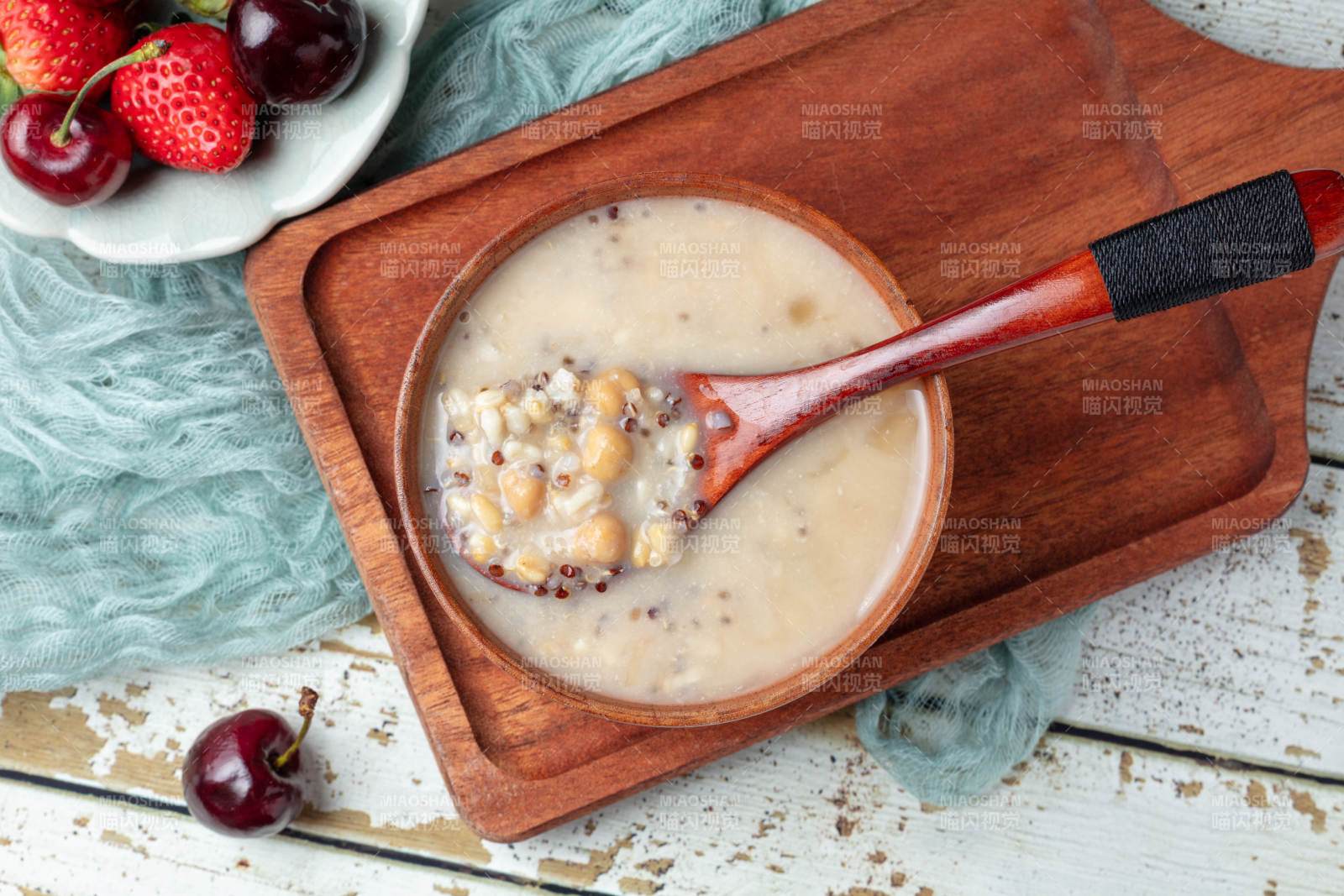 谷物燕窝粥配水果图片