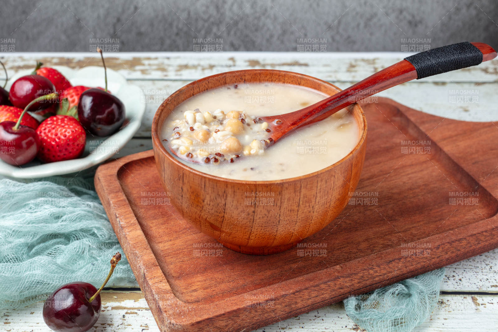 木碗谷物燕窝粥配樱桃图片