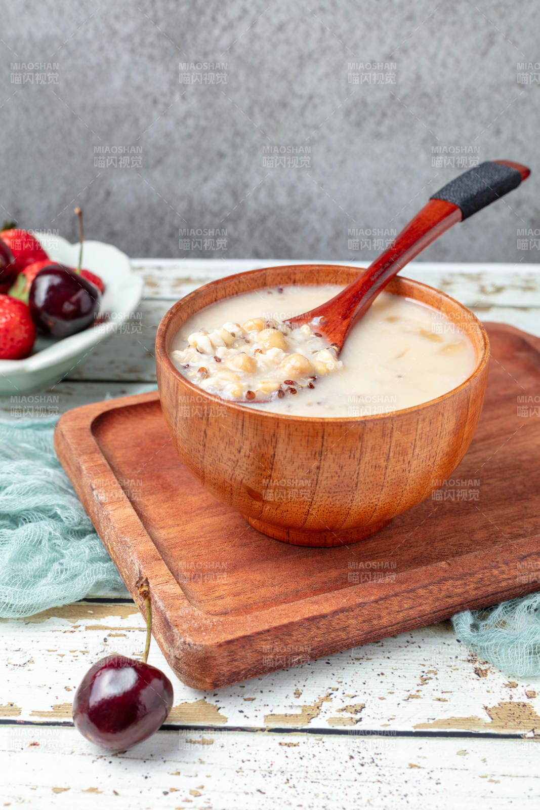 谷物燕窝粥配樱桃图片