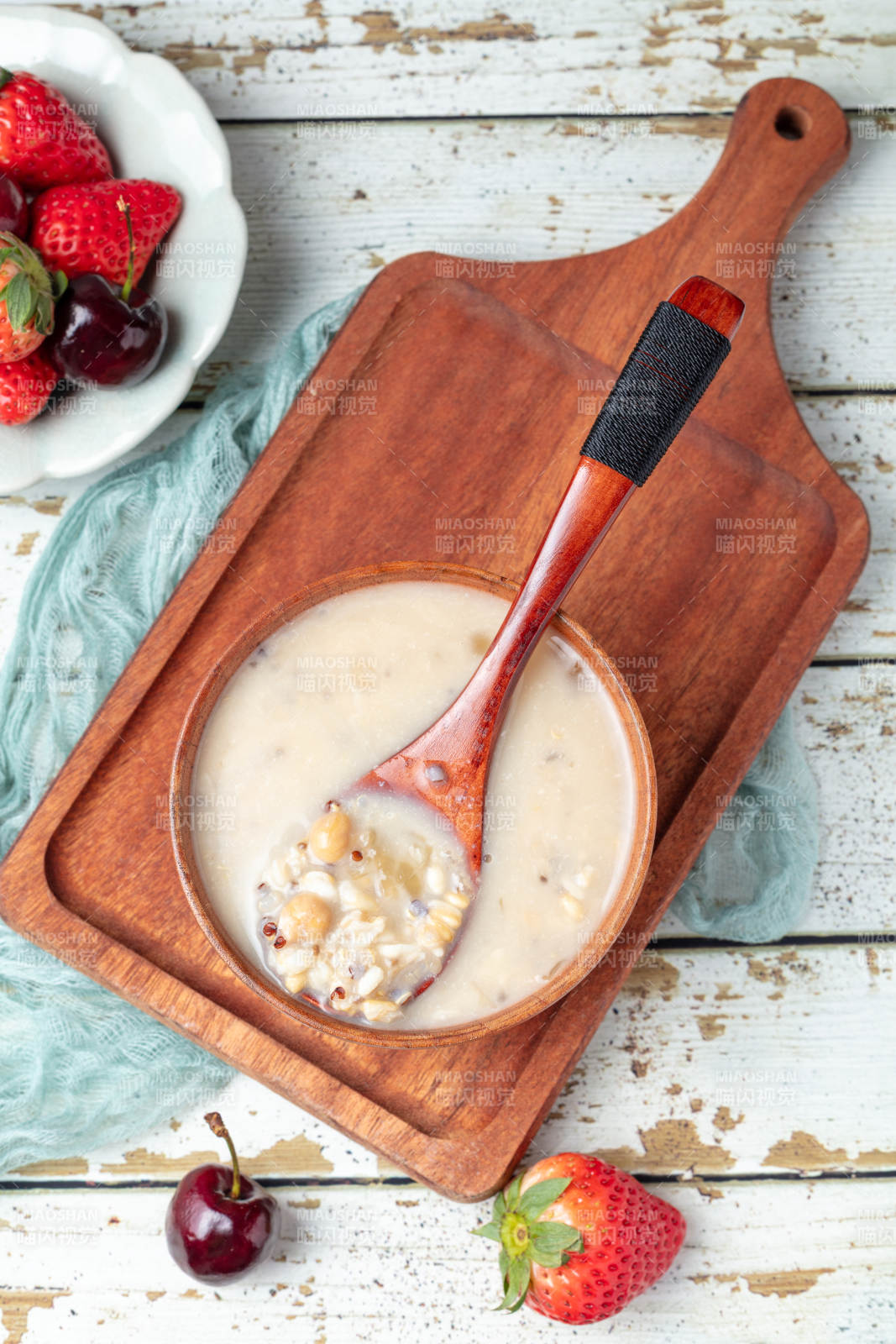 谷物燕窝粥粥配水果图片