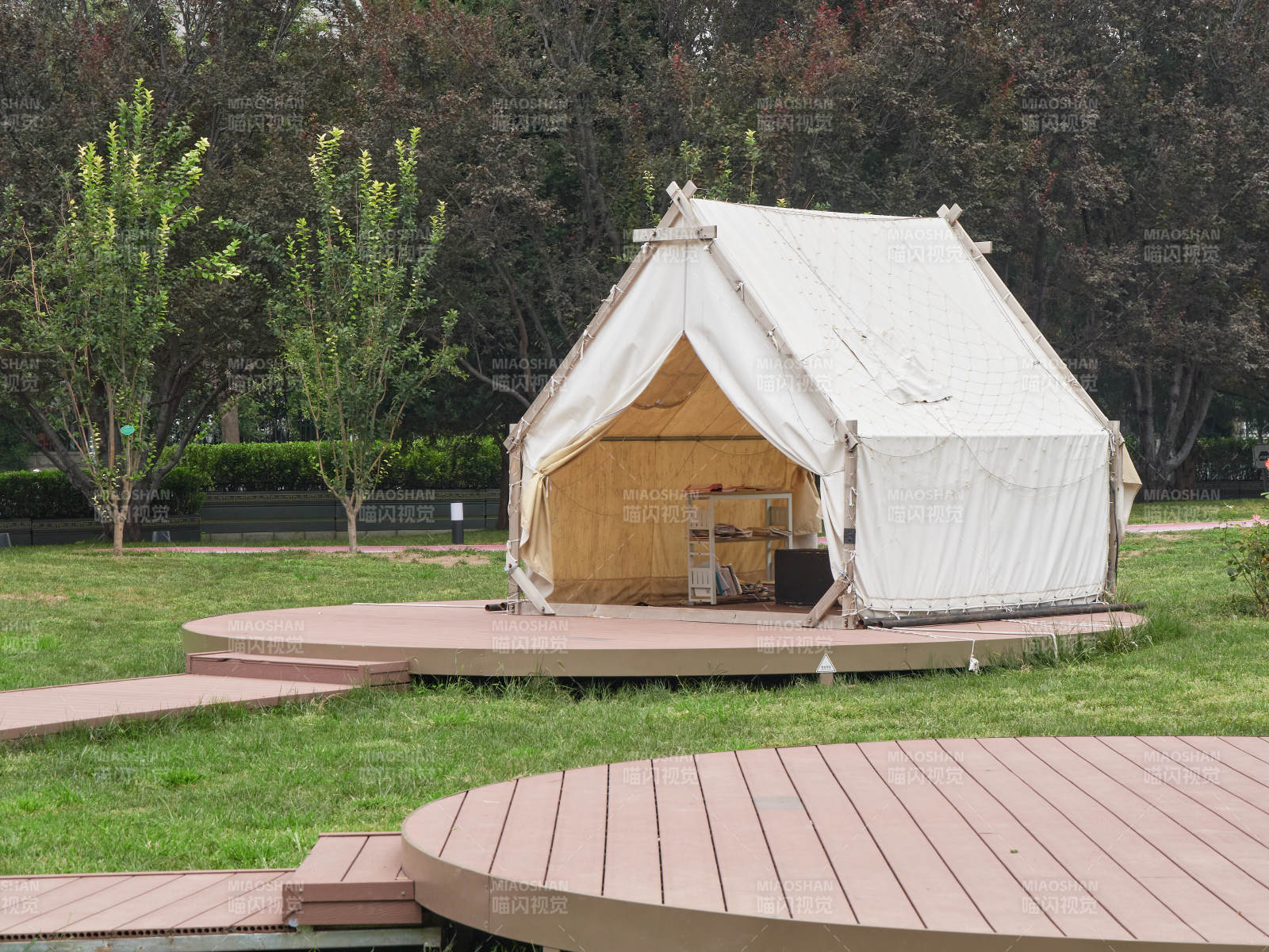 公园中的白色帐篷图片