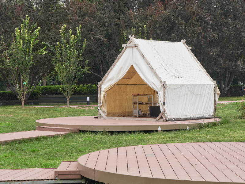 公园中的白色帐篷图片