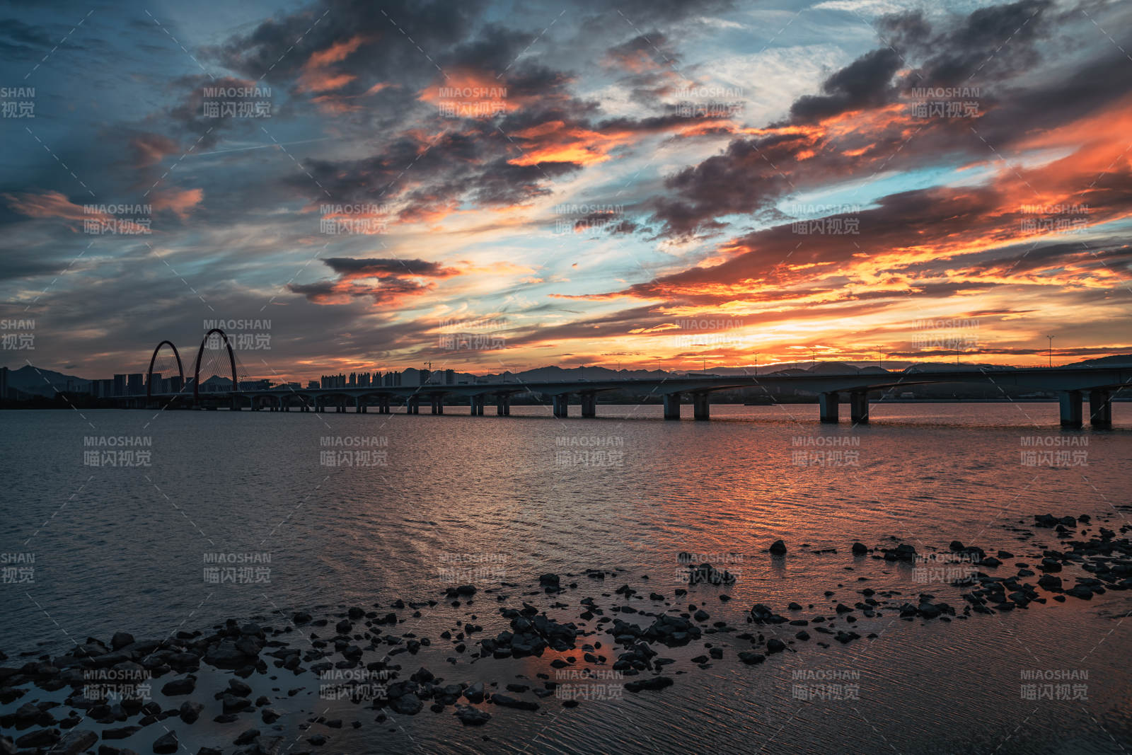 夕阳下的杭州之江大桥图片