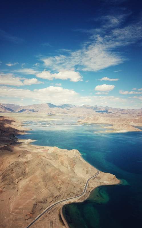 航拍西藏阿里圣湖风景图片