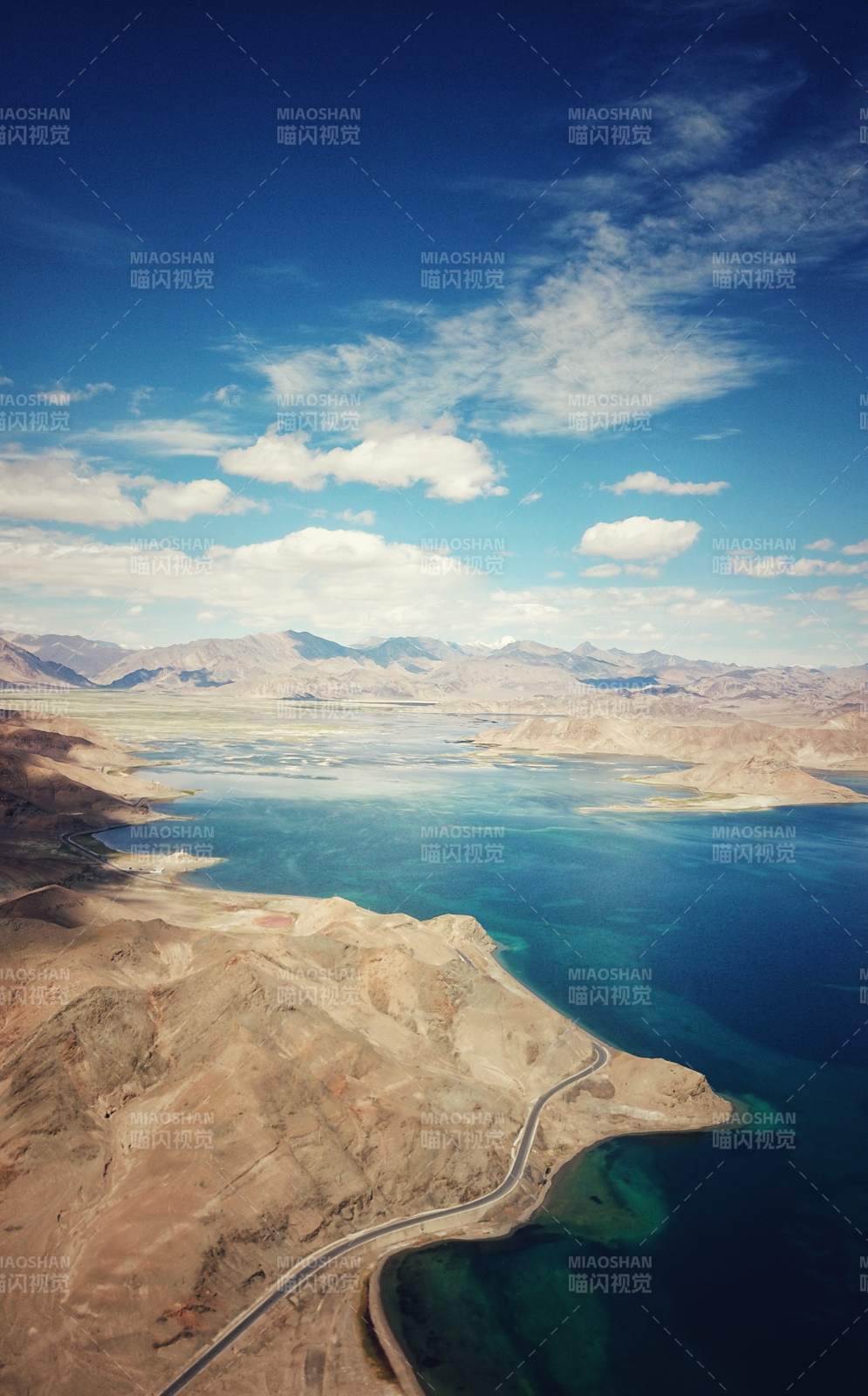 航拍西藏阿里圣湖风景图片