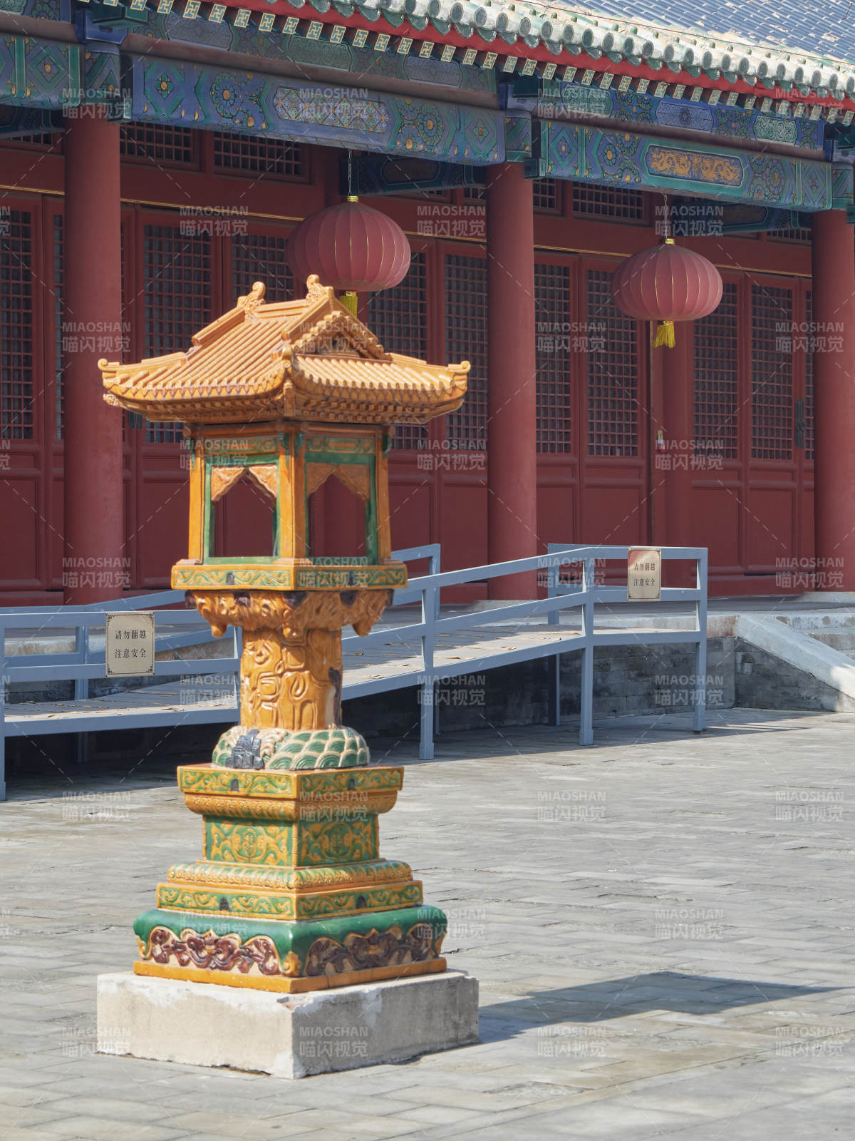 北京先农坛内古色古香的灯笼座图片